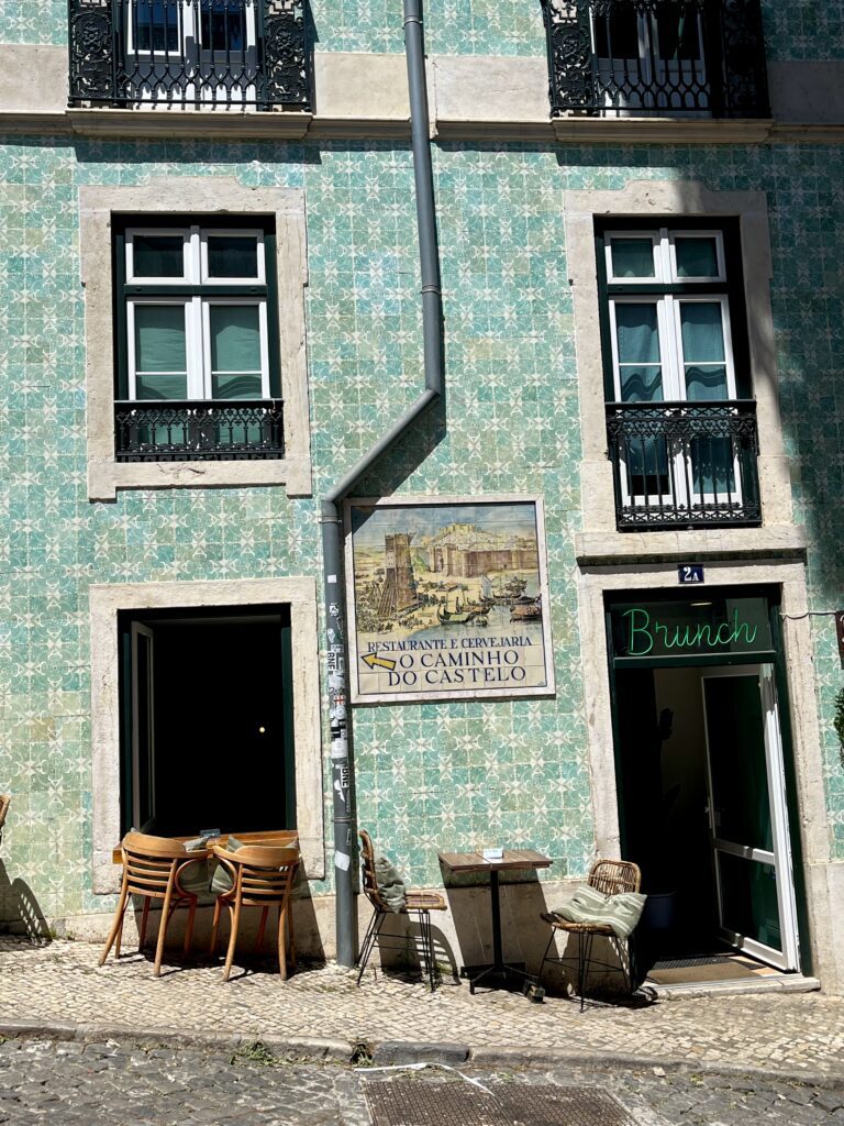 Inkom van ontbijtzaak Break Sé. De gevel is bedekt met groene Portugese tegels.