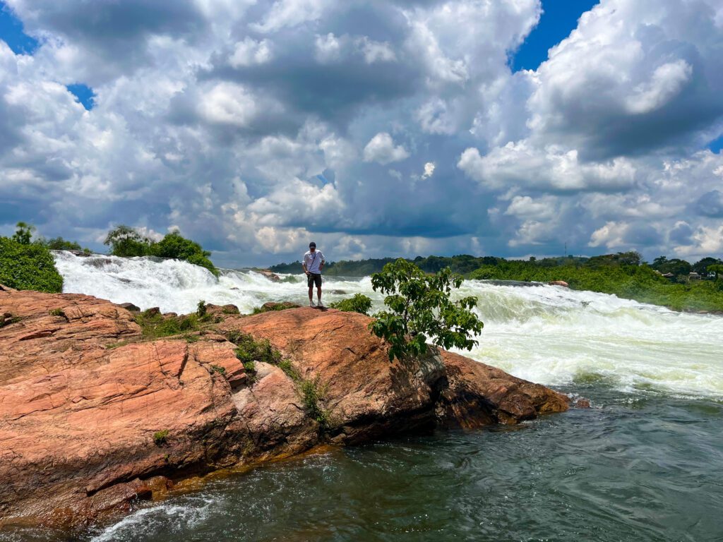 Fotostop aan Busowooko Falls in Oeganda.