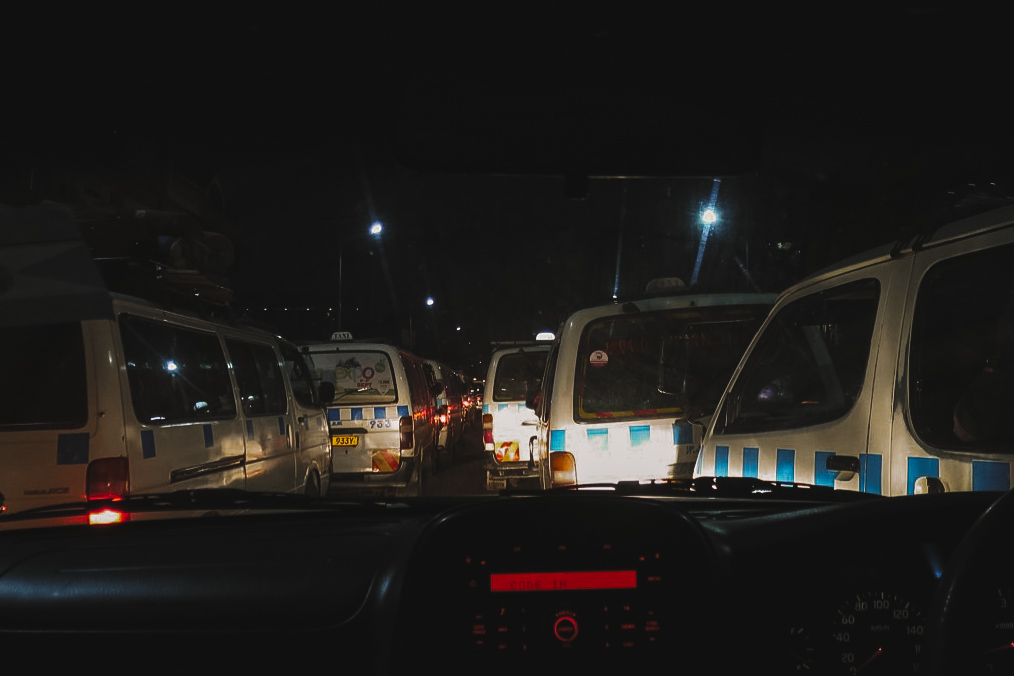 Een beeld van 3 impala's in het centrum van Kampala