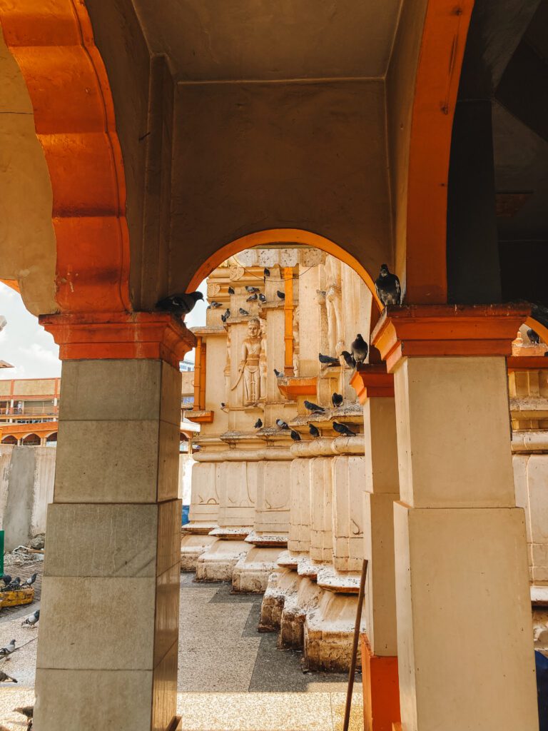 Boog van de Shiva Temple in het centrum van Kampala