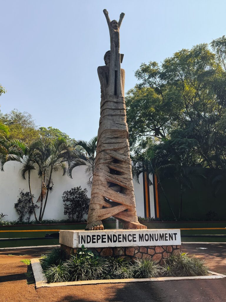 Het Independence Monument in Kampala.