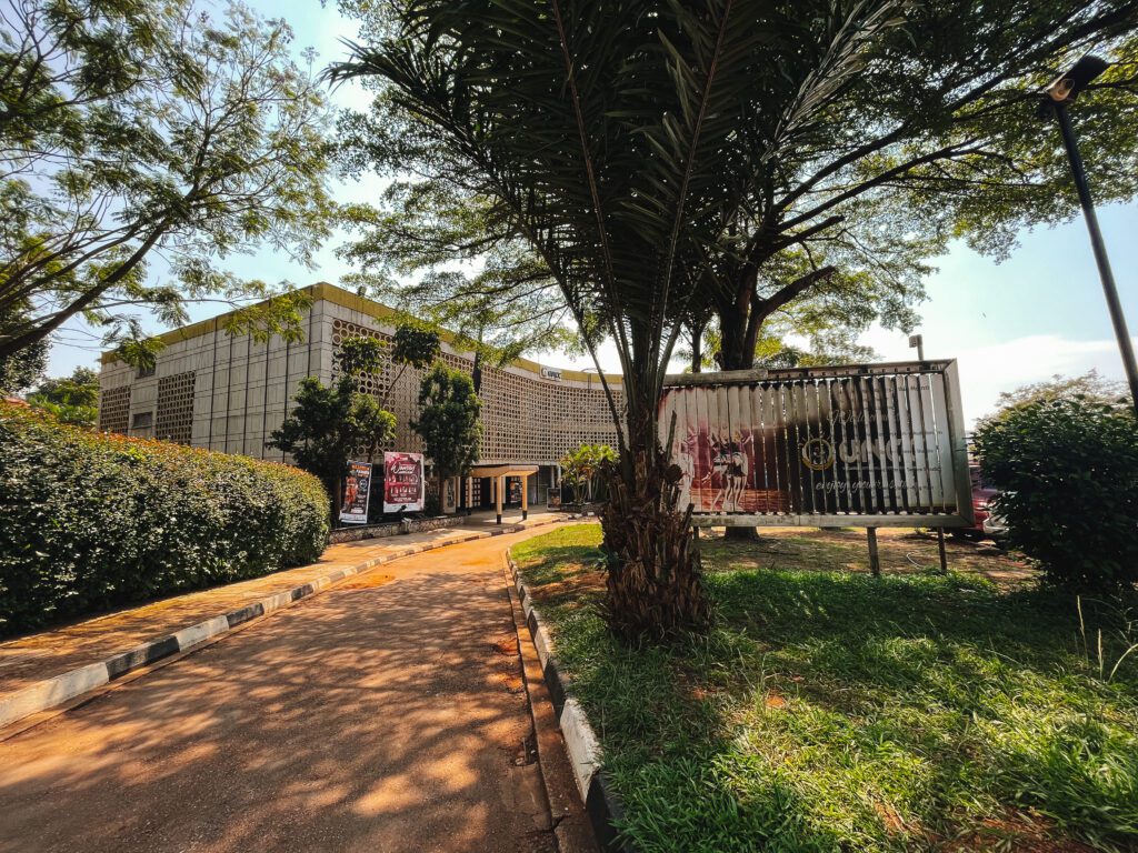 Een beeld van 3 impala's in het centrum van Kampala