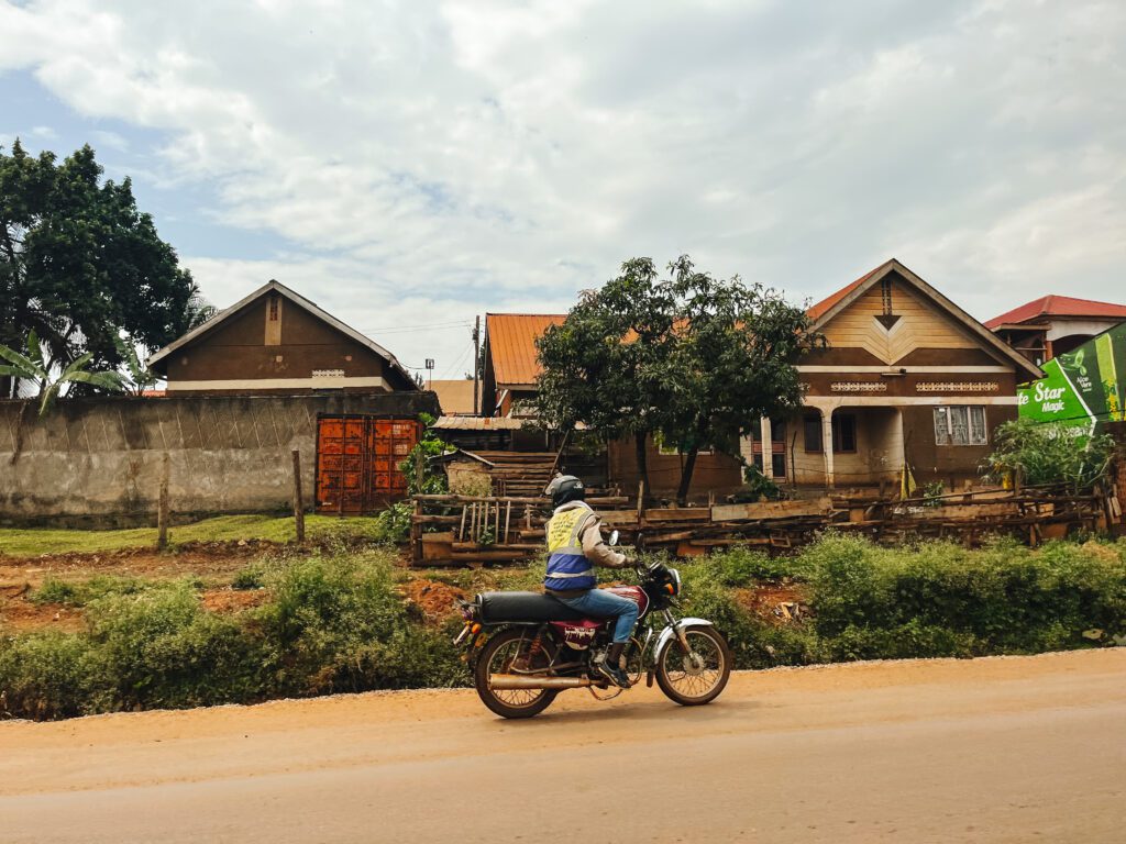 Een beeld van 3 impala's in het centrum van Kampala