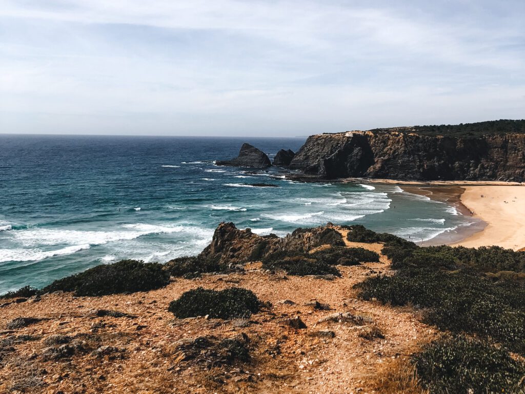 Panorama van het strand van Odeceixe in Portugal