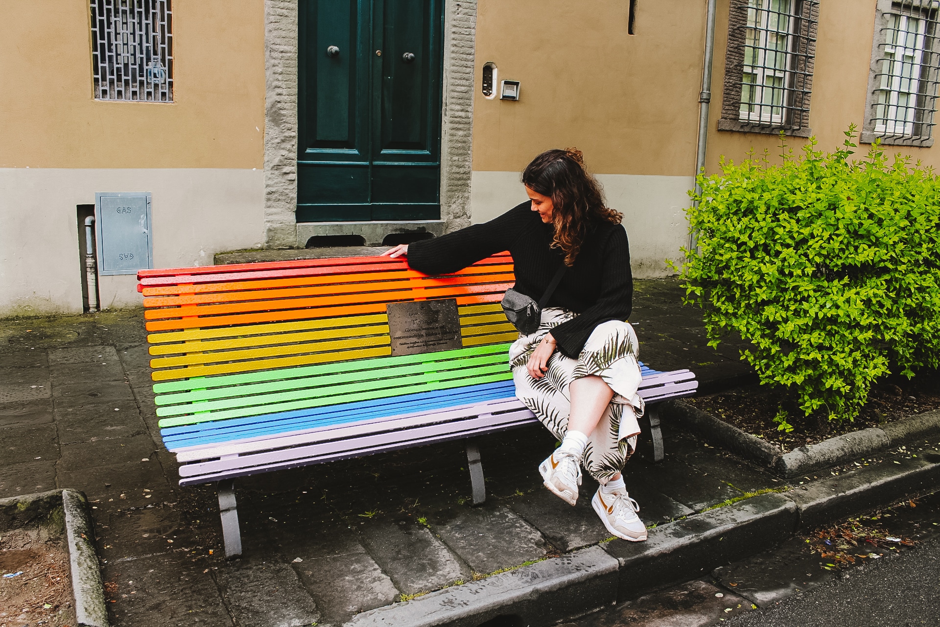 Een regenboogbank op Corso Garibaldi, ingehuldigd ter ere van IDAHOT 2021