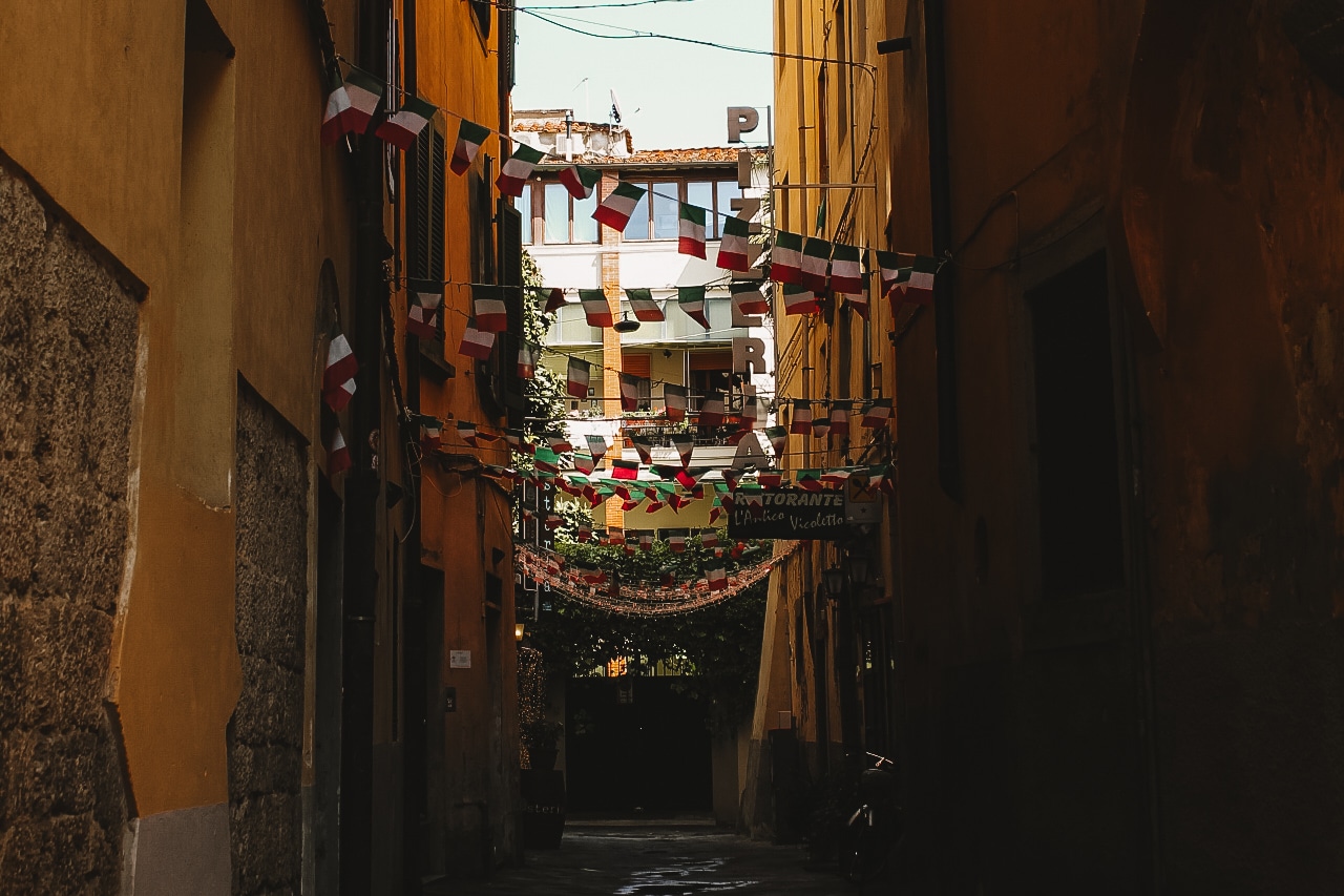 Een gezellige straat in het oude stadsgedeelte van Pisa