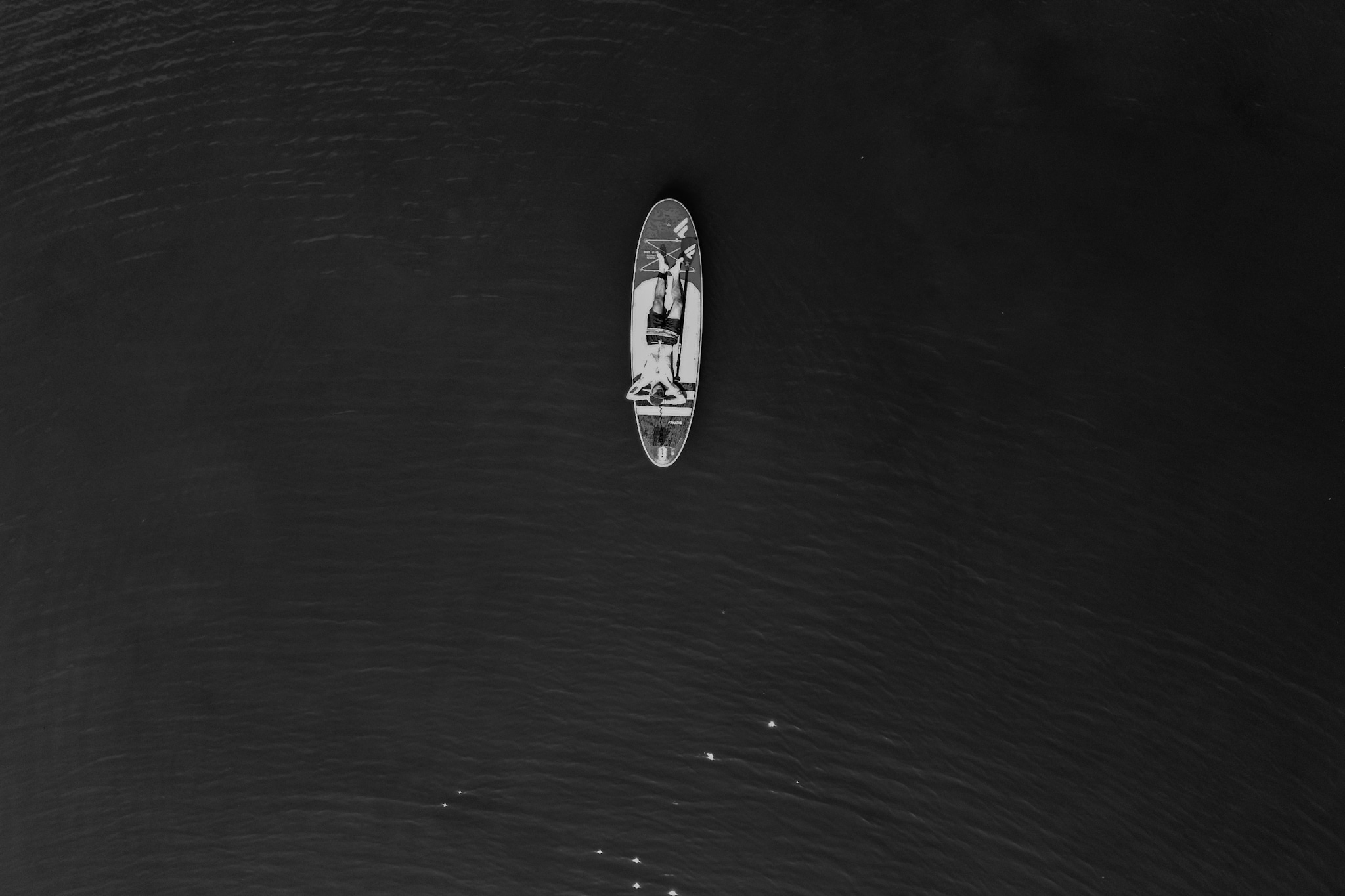 Davo ligt op een sup-board van Sup Sup Club.