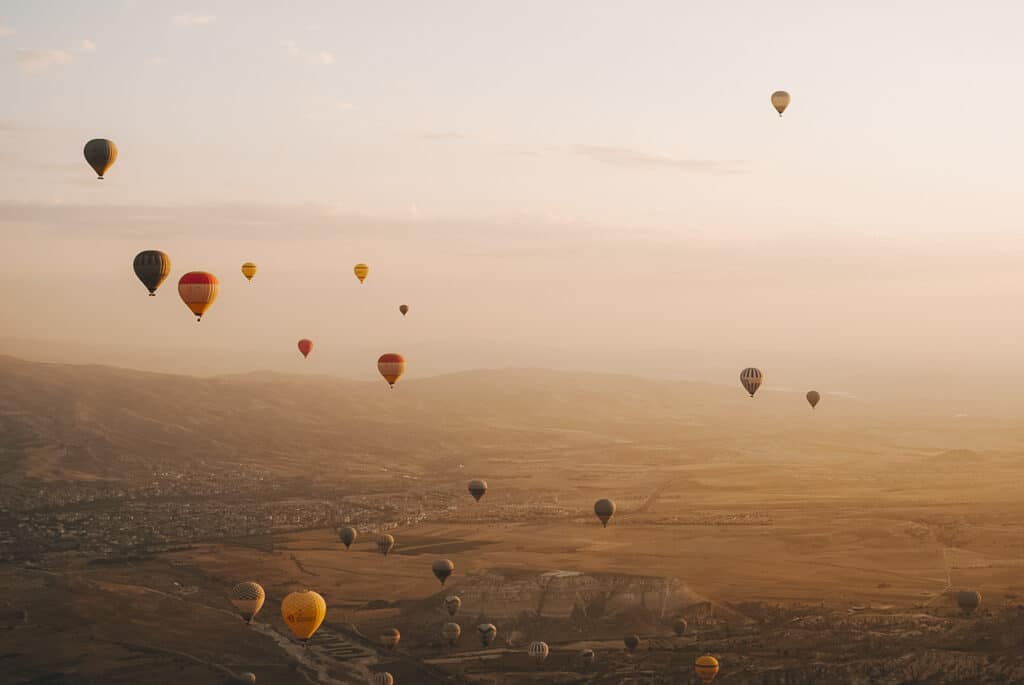 Eerste uitzicht van de zonsopkomst tijdens de ballonvaart in Cappadocië, Turkije.