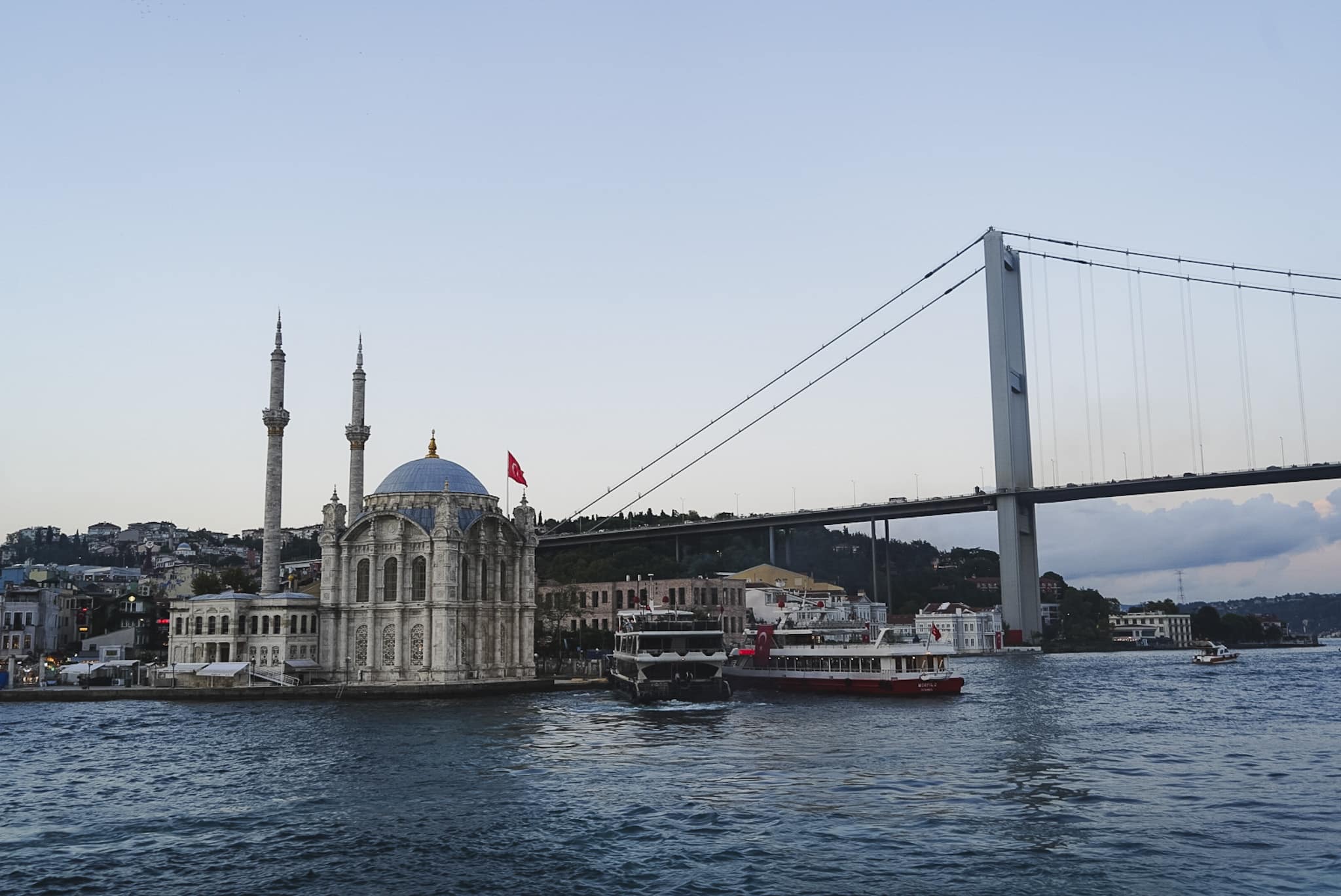 Örtakoy Moskee tijdens Bosphorus boottour, Istanbul, Turkije.
