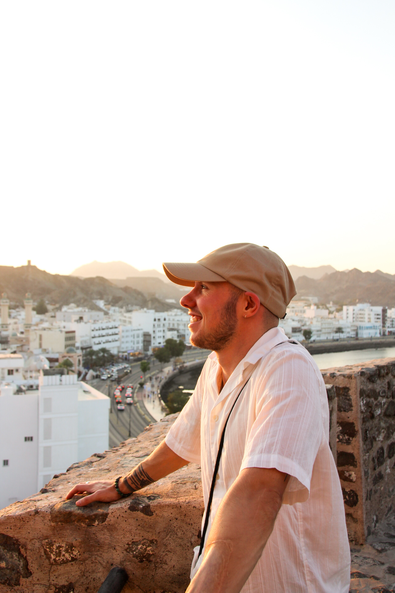 Profielfoto van Davo die geniet van de zonsondergang vanop het fort in Muscat, Oman.