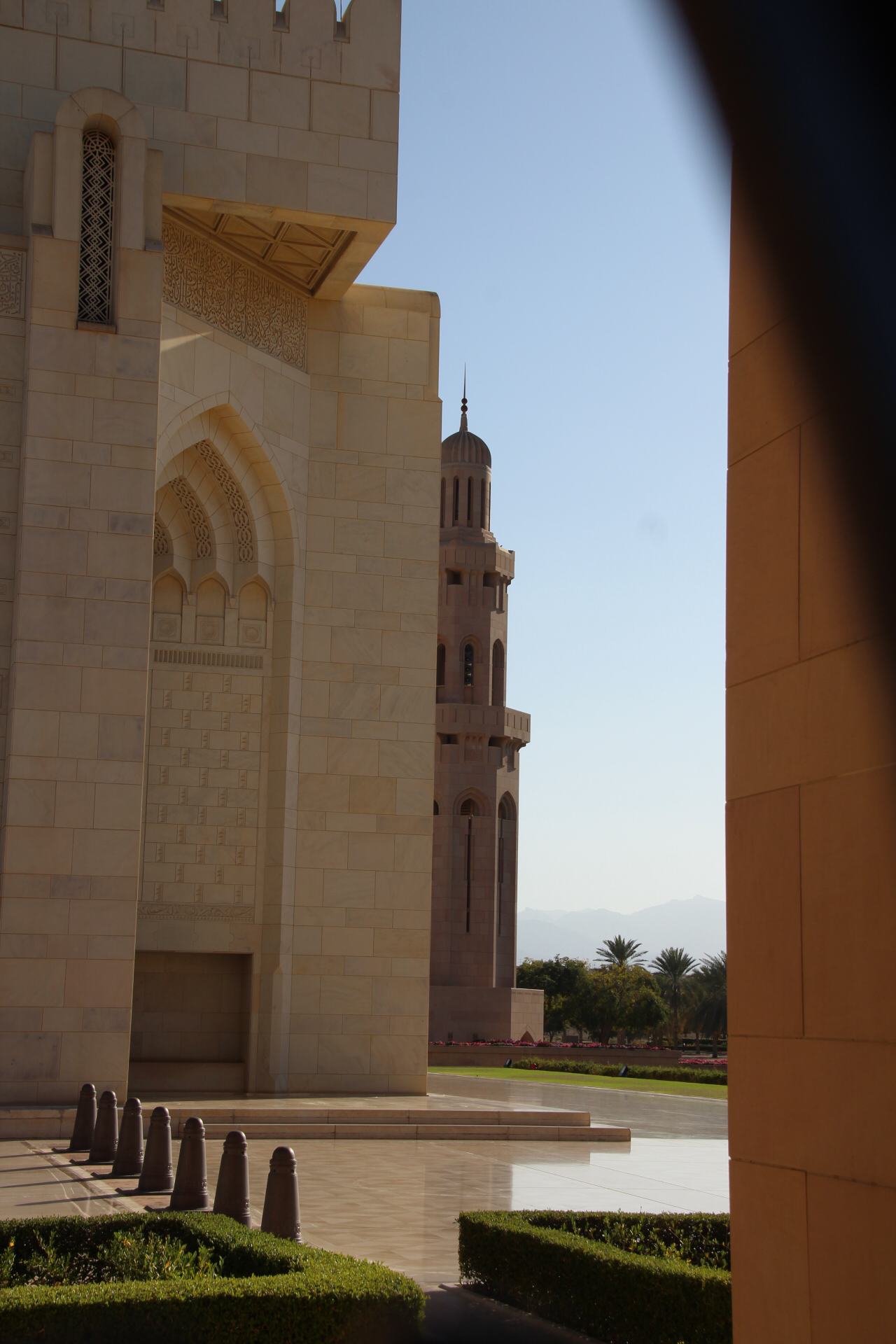 Binnenplein van moskee Sultan Qaboos, Muscat te Oman.