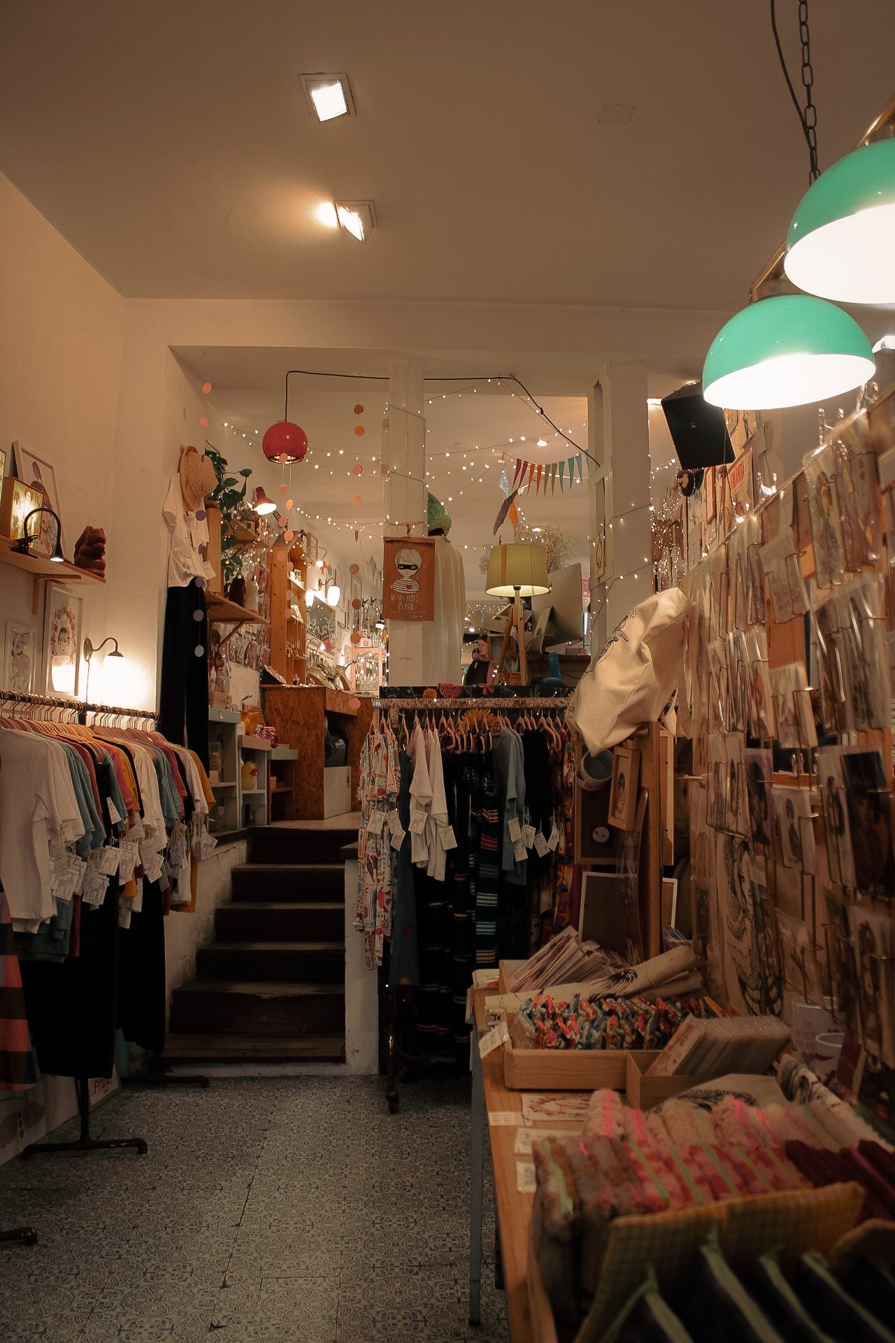 Kleurrijke winkel vol zelfgemaakte producten in een conceptstore in Madrid, Spanje.