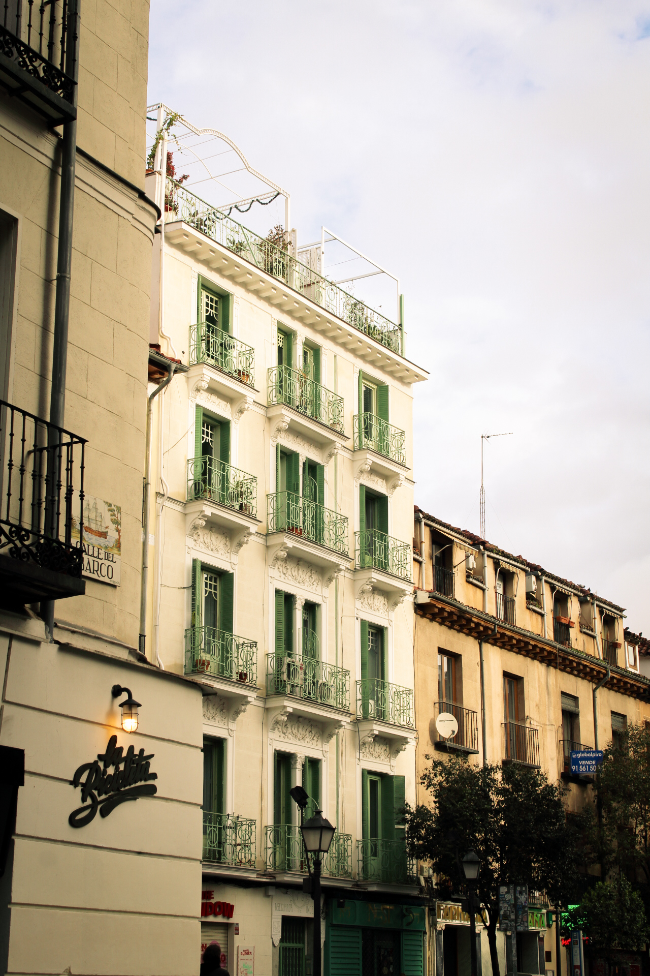 Een gevel van een mooi gebouw in Madrid, Spanje.