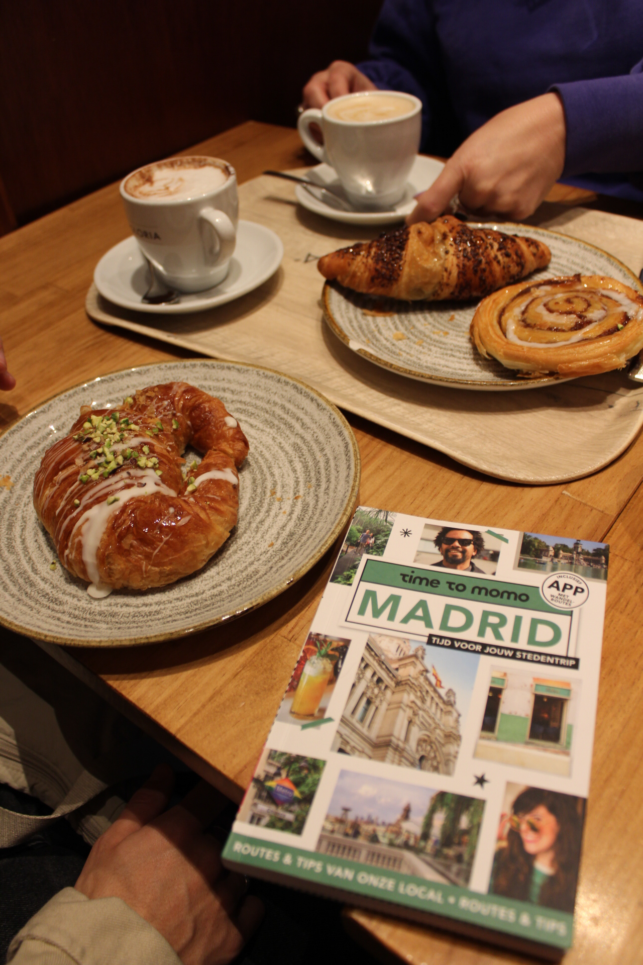 Ontbijten in Madrid: koffiekoeken, koffie en een TIme to momo boekje op tafel.