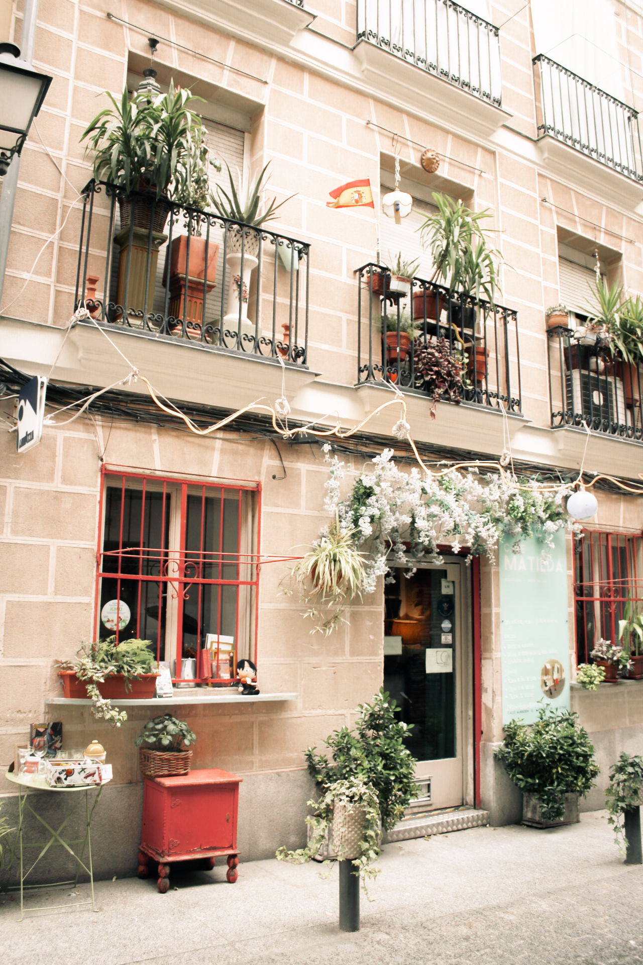 Mooie, authentieke gevel van Matilda Café Barrio de Las Letras in Madrid, Spanje.