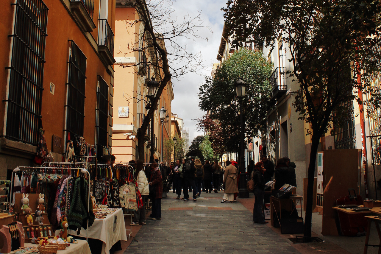 Staatbeeld van Mercado de las Ranas in Madrid, Spanje. Lokale ondernemers verkopen er langs elkaar hun eigen ontwerpen.