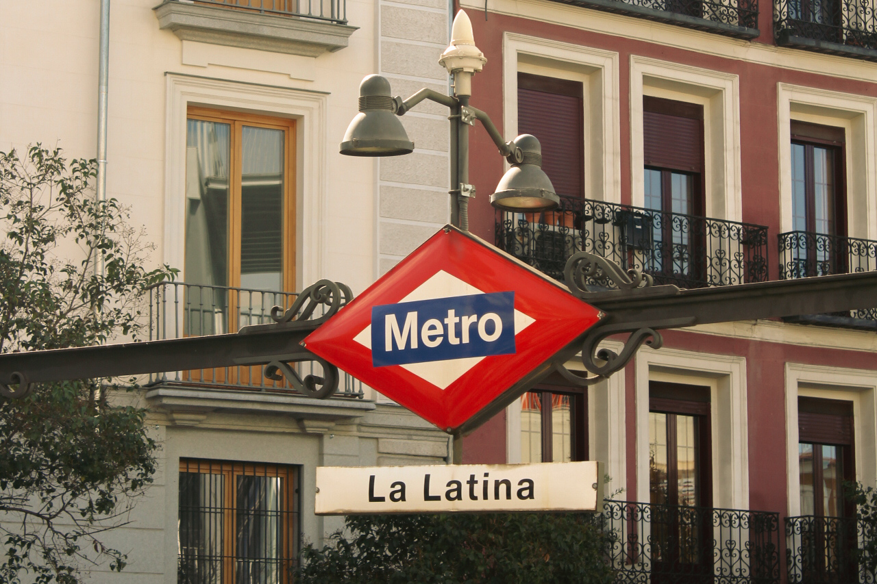 Bord met 'metro' op aan halte La Latina in Madrid, Spanje.