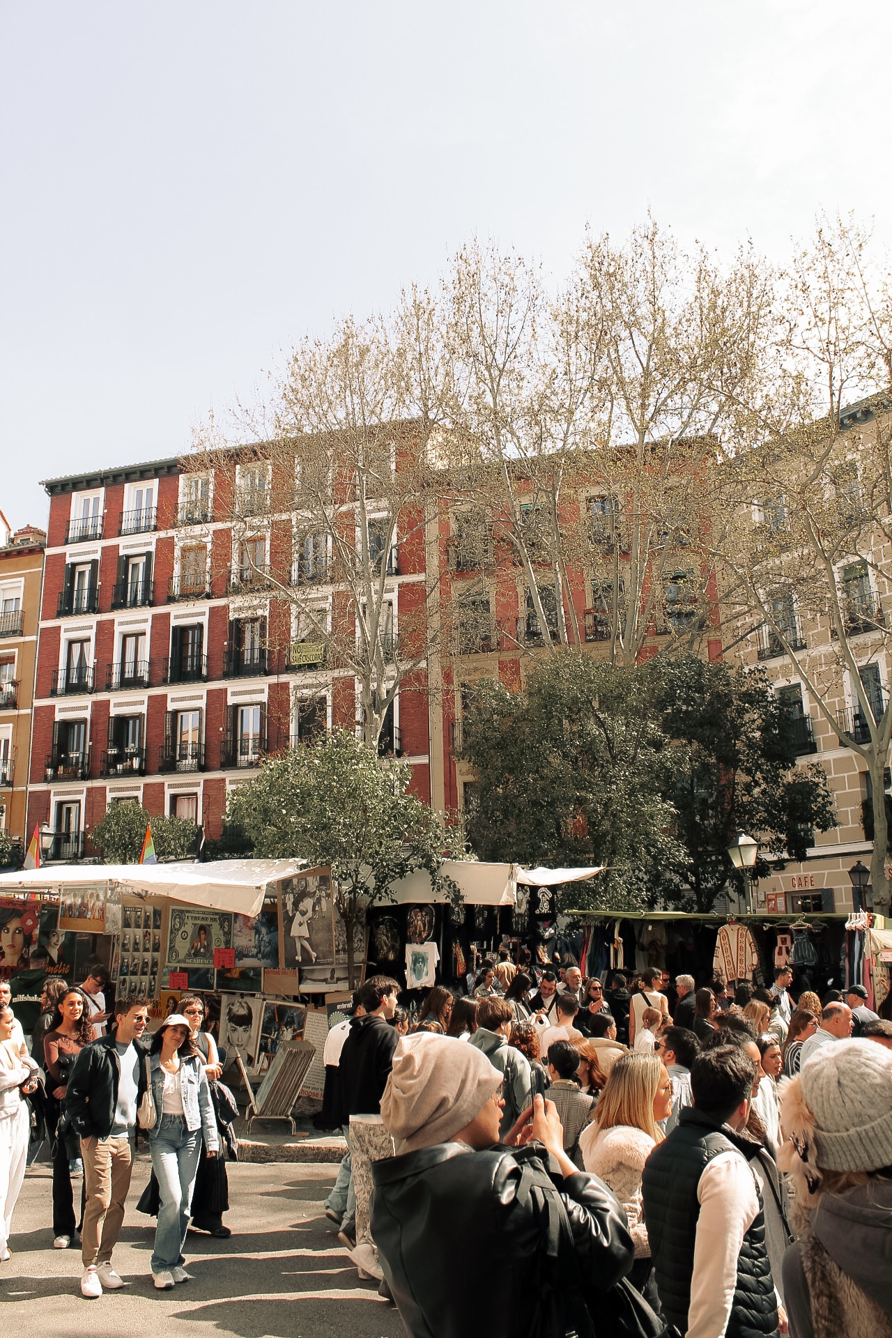 Drukke Mercado de la Rastro op zondagvoormiddag, waar je duurzaam kan shoppen in Madrid, Spanje.