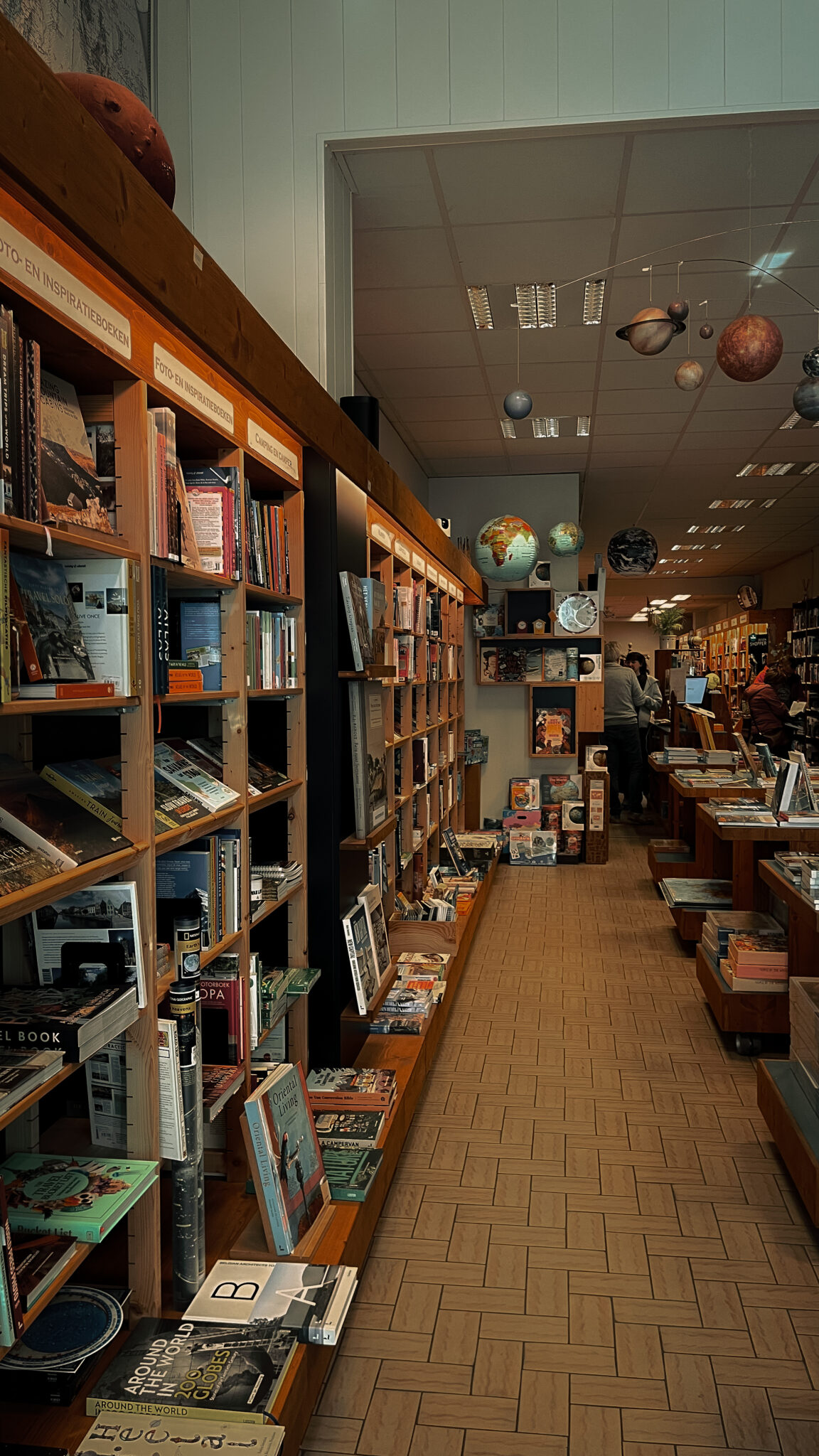Rekken vol reisboeken -en gidsen in boekenwinkel Atlas & Zanzibar in Gent.