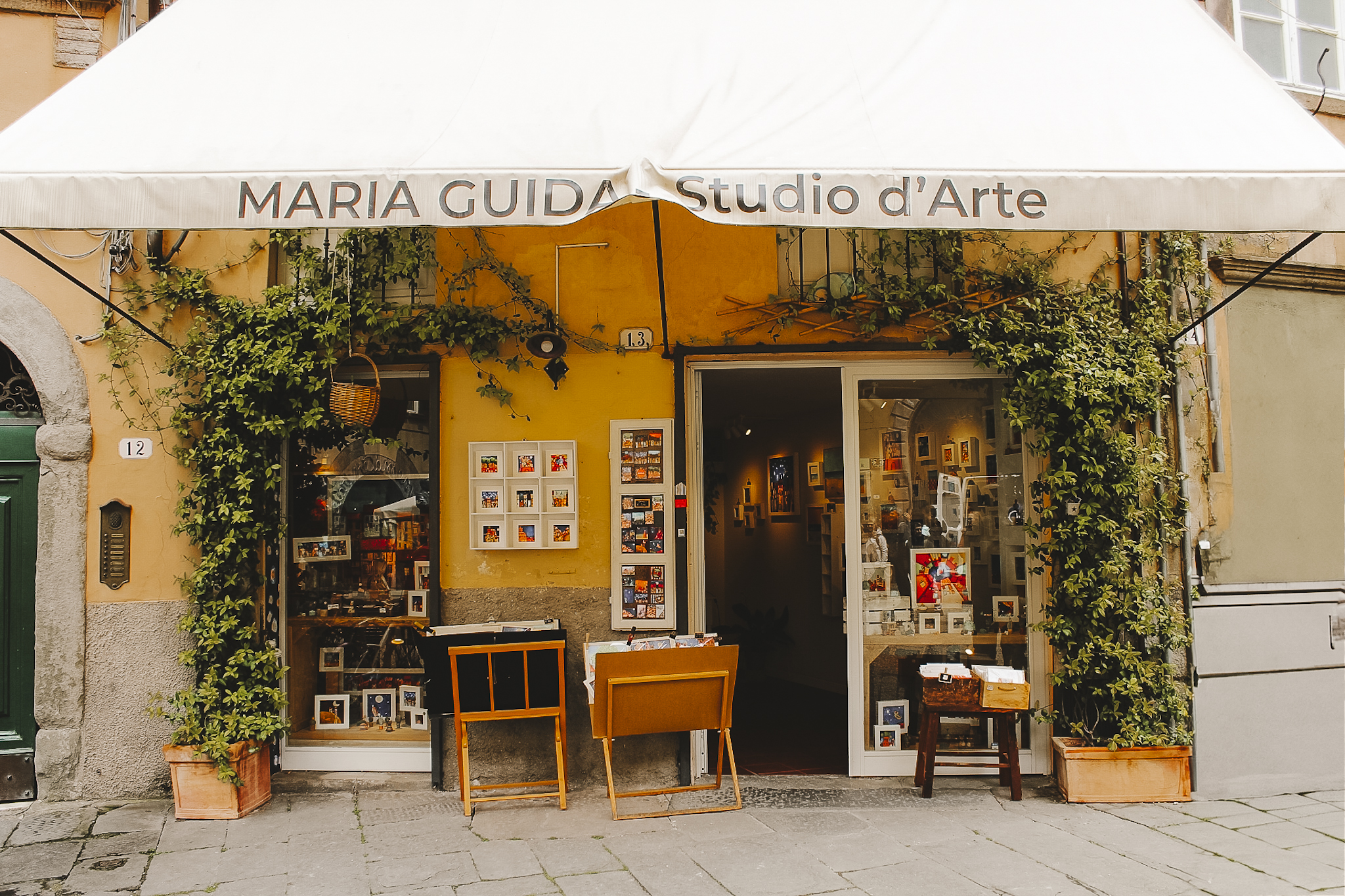 Winkeltje in één van de gezellige straatjes rond het amfitheater van Lucca
