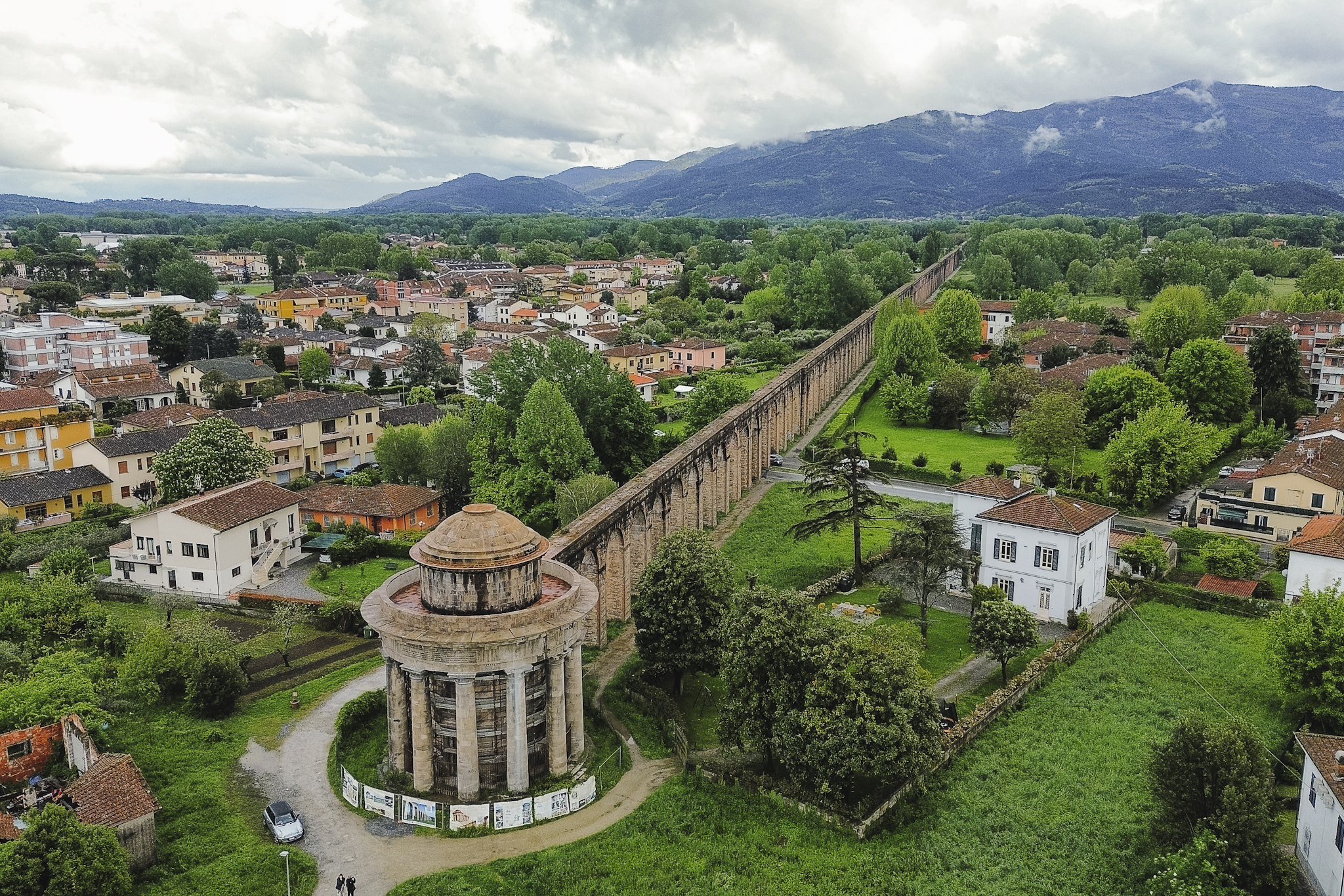 Luchtfoto van de Acquedotto Nottolini