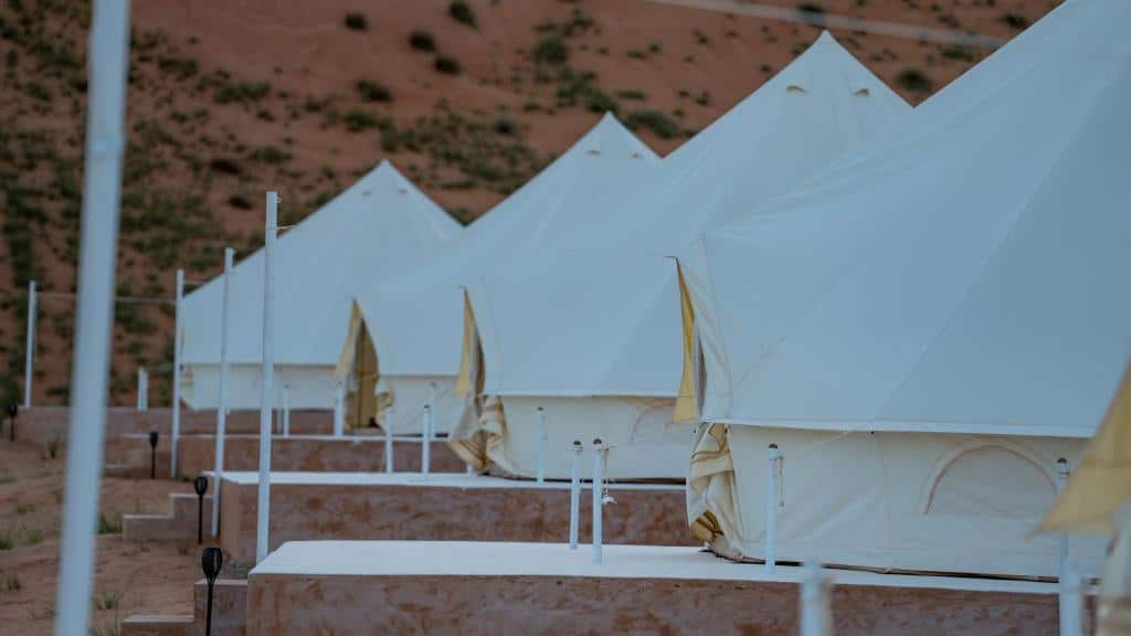 Witte tenten vormen een accommodatie in Wahiba Sands, Oman.