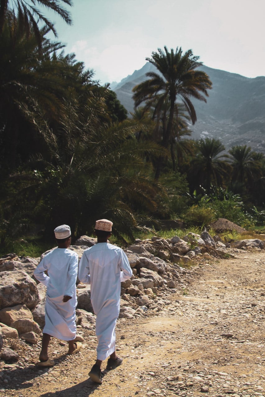 Twee jonge locals in Wadi Hawer in Oman