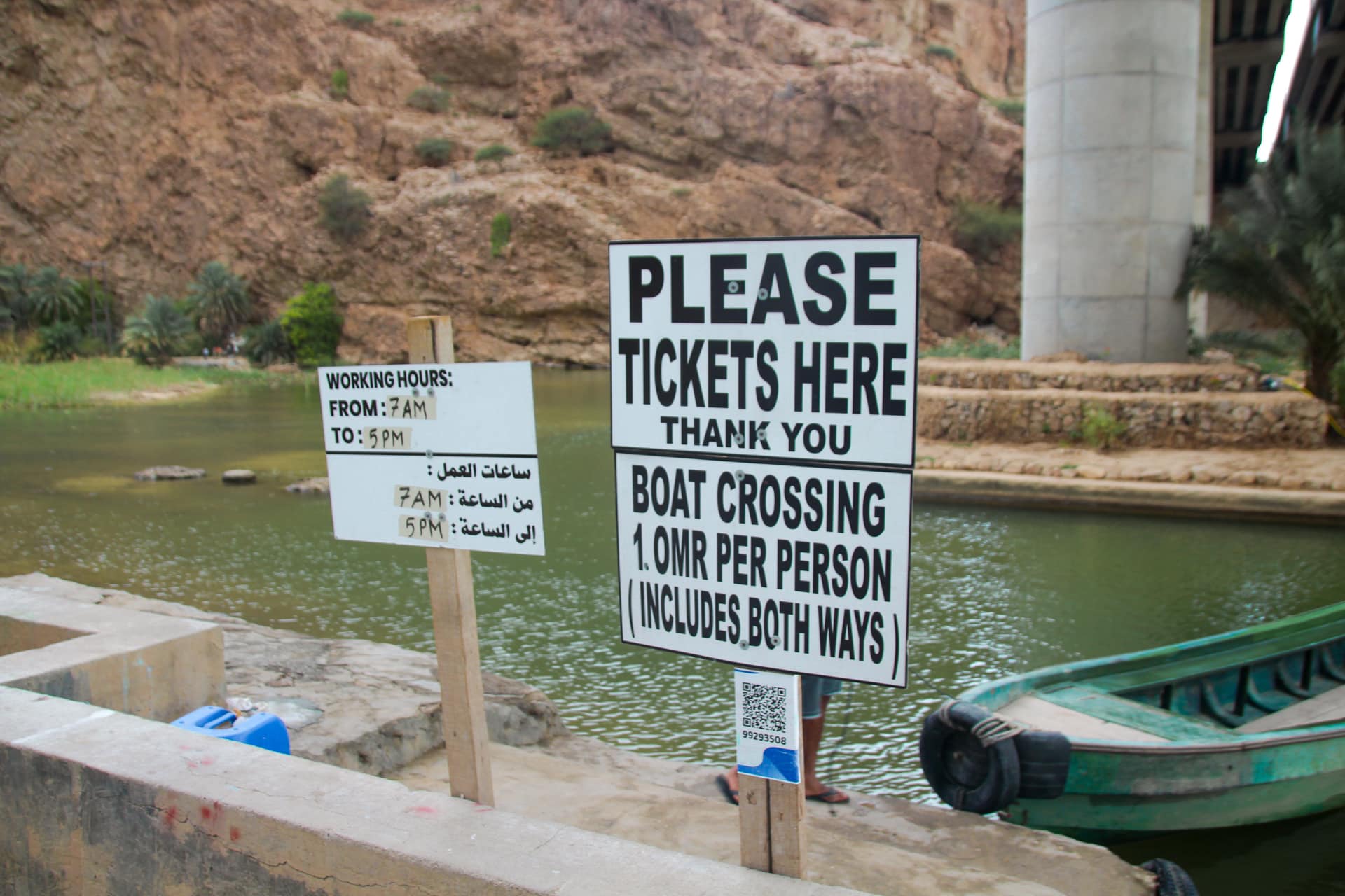 Borden over ticketverkoop aan overzet bij wadi shab, Oman.