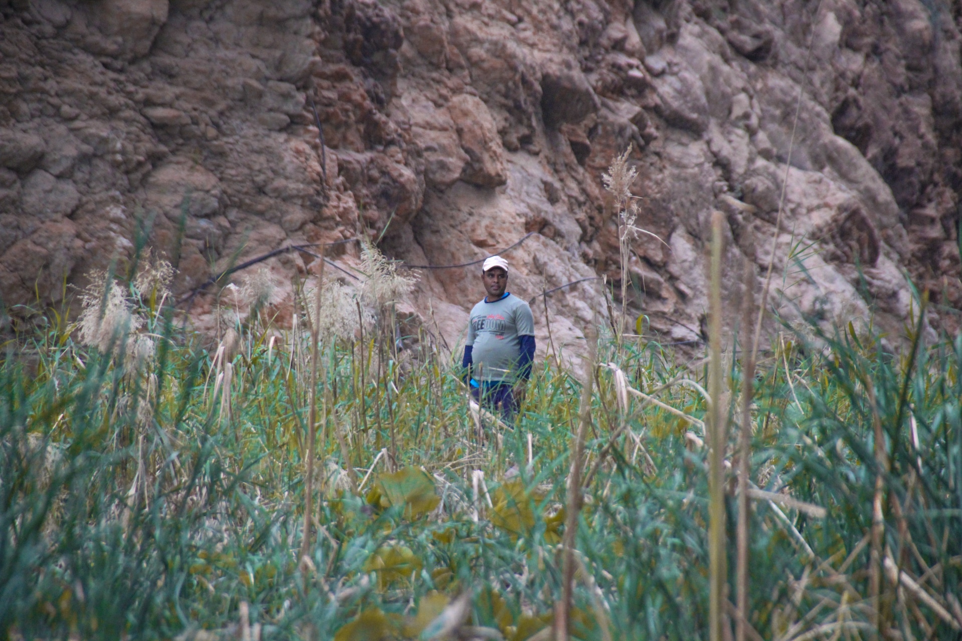 Landbouwer begint vroeg aan zijn shift op zijn landbouwgrond in wadi shab, Oman.