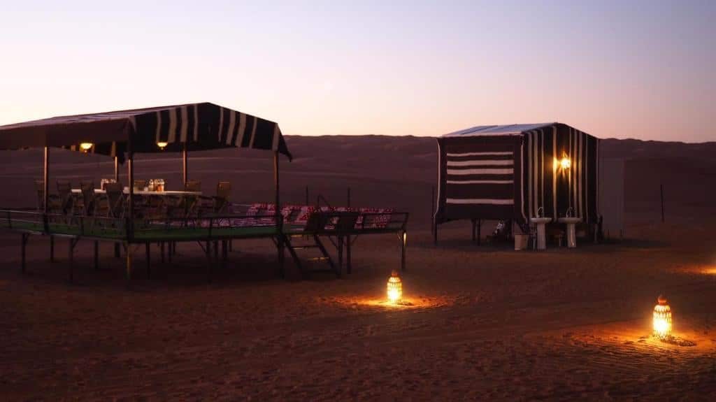 Typische tenten maken een tentenkamp in de duinen van Wahiba Sands, Oman.