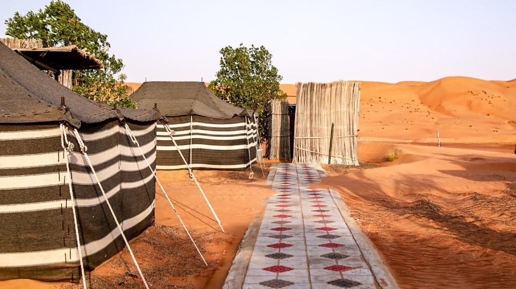 Typische tenten vormen kleinschalige accommodatie in de woestijn van Wahiba Sands, Oman.